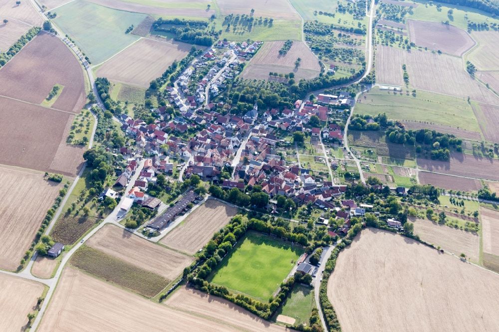 Luftaufnahme Hirschlanden - Dorf - Ansicht am Rande von landwirtschaftlichen Feldern in Hirschlanden im Bundesland Baden-Württemberg, Deutschland