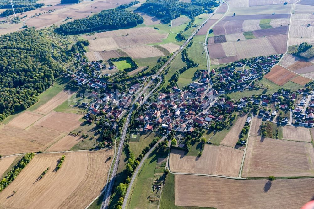 Hirschlanden von oben - Dorf - Ansicht am Rande von landwirtschaftlichen Feldern in Hirschlanden im Bundesland Baden-Württemberg, Deutschland