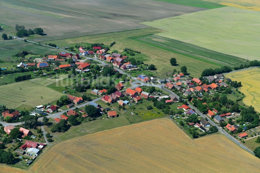 Loosen von oben - Dorf - Ansicht am Rande von landwirtschaftlichen Feldern in Loosen im Bundesland Mecklenburg-Vorpommern, Deutschland