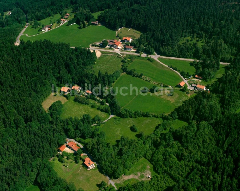 Abendberg aus der Vogelperspektive: Dorf - Ansicht am Rande Waldgebieten in Abendberg im Bundesland Bayern, Deutschland