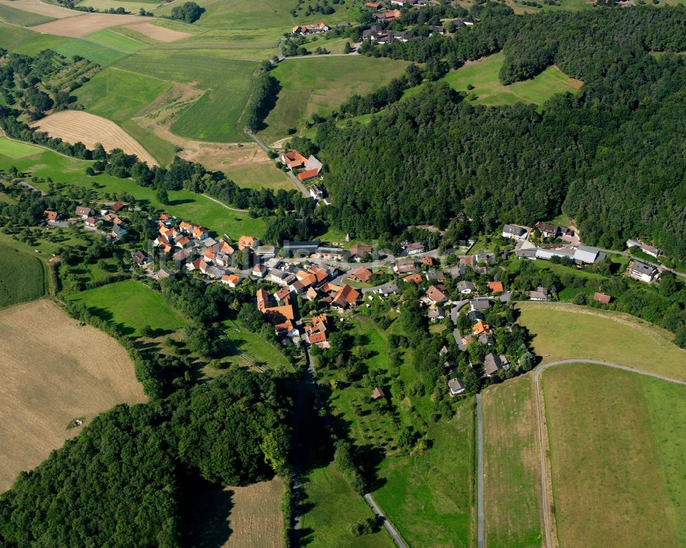 Affhöllerbach aus der Vogelperspektive: Dorf - Ansicht am Rande Waldgebieten in Affhöllerbach im Bundesland Hessen, Deutschland