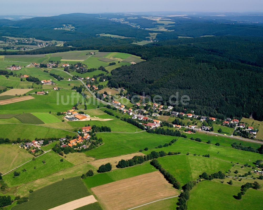 Airlenbach aus der Vogelperspektive: Dorf - Ansicht am Rande Waldgebieten in Airlenbach im Bundesland Hessen, Deutschland