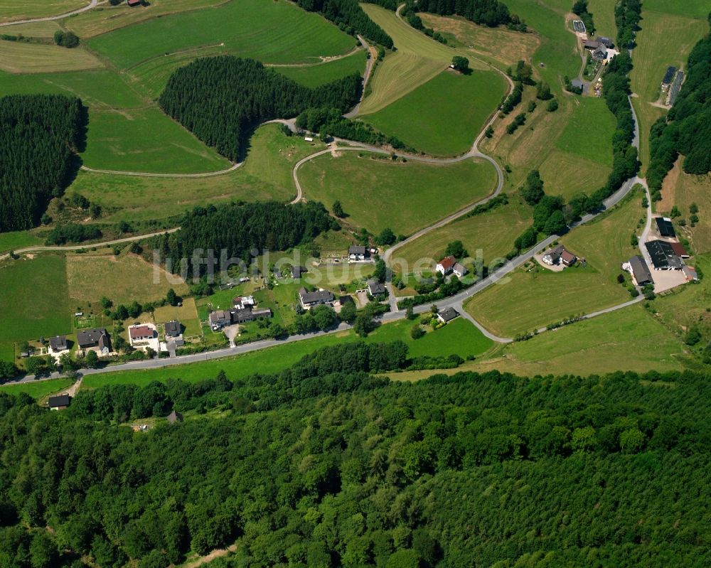 Alertshausen aus der Vogelperspektive: Dorf - Ansicht am Rande Waldgebieten in Alertshausen im Bundesland Nordrhein-Westfalen, Deutschland