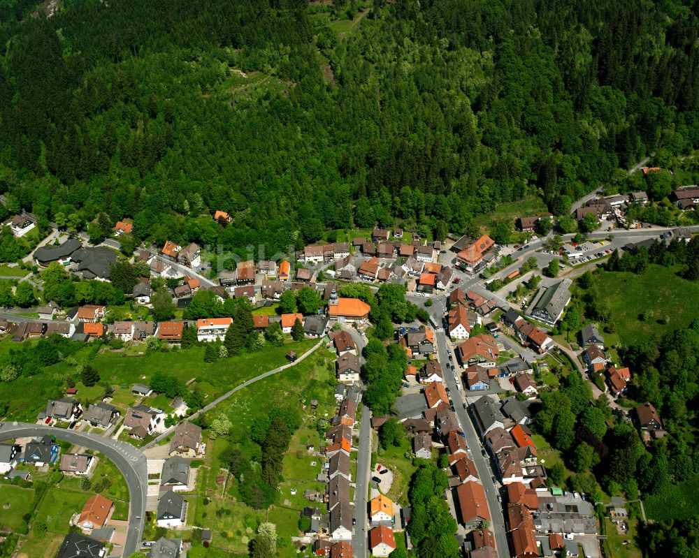 Luftaufnahme Altenau - Dorf - Ansicht am Rande von Waldgebieten in Altenau im Bundesland Niedersachsen, Deutschland