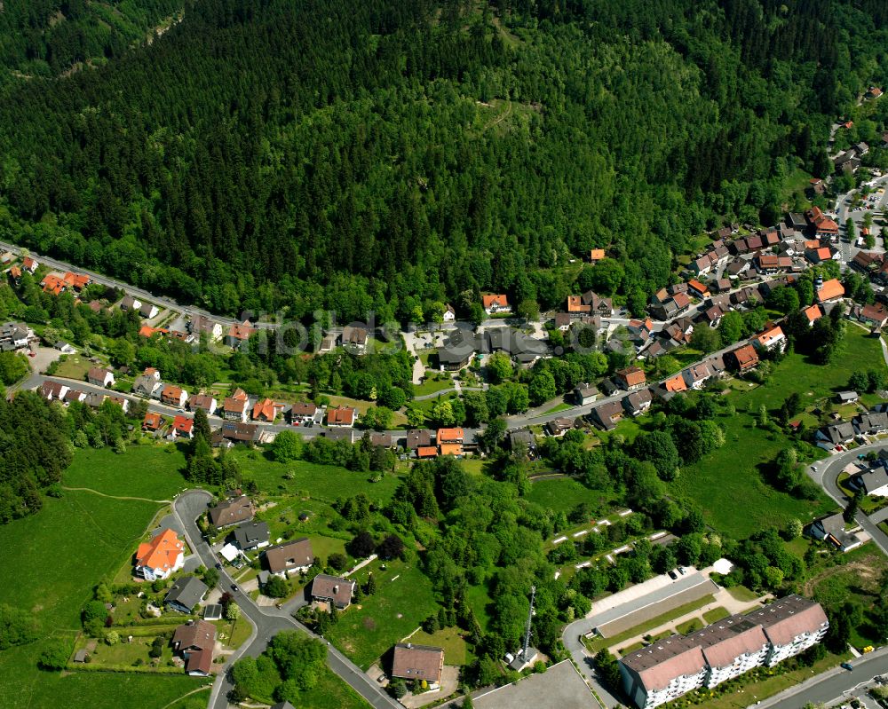 Altenau von oben - Dorf - Ansicht am Rande von Waldgebieten in Altenau im Bundesland Niedersachsen, Deutschland