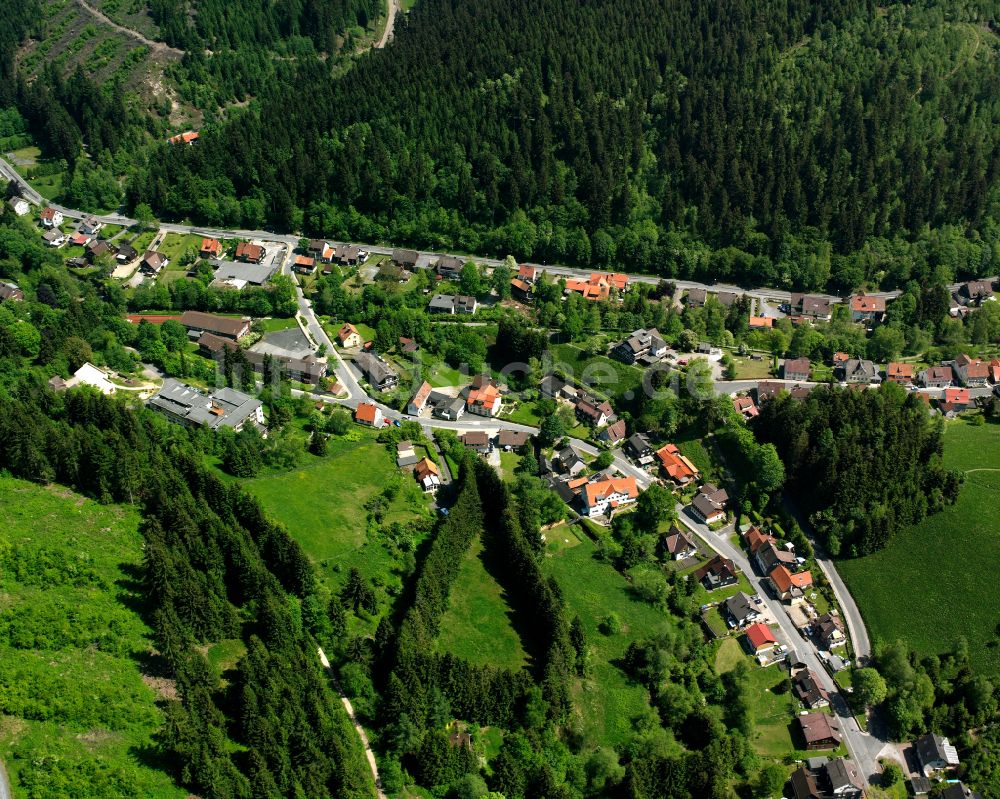 Altenau aus der Vogelperspektive: Dorf - Ansicht am Rande von Waldgebieten in Altenau im Bundesland Niedersachsen, Deutschland