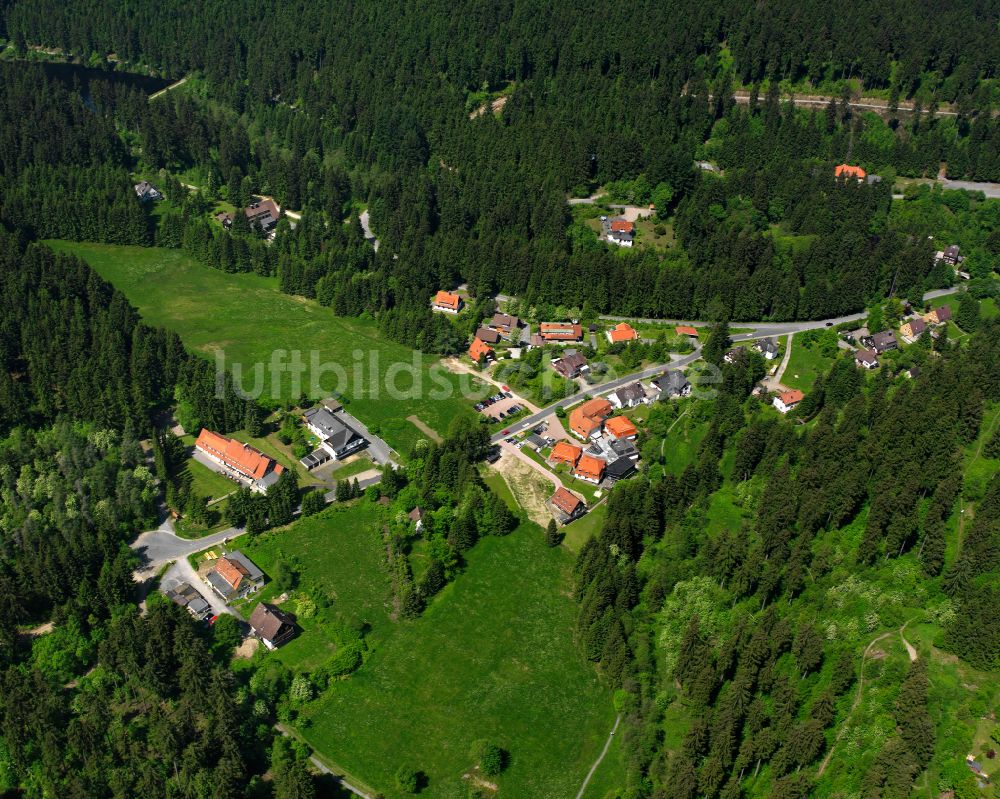 Luftaufnahme Altenau - Dorf - Ansicht am Rande von Waldgebieten in Altenau im Bundesland Niedersachsen, Deutschland