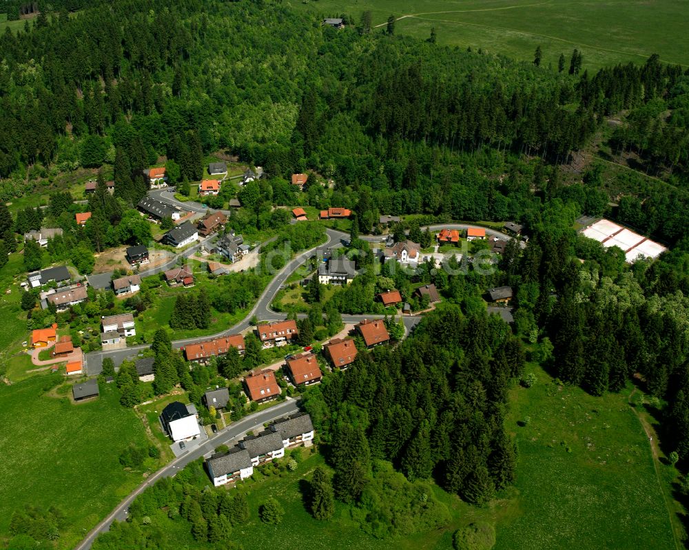 Altenau aus der Vogelperspektive: Dorf - Ansicht am Rande von Waldgebieten in Altenau im Bundesland Niedersachsen, Deutschland