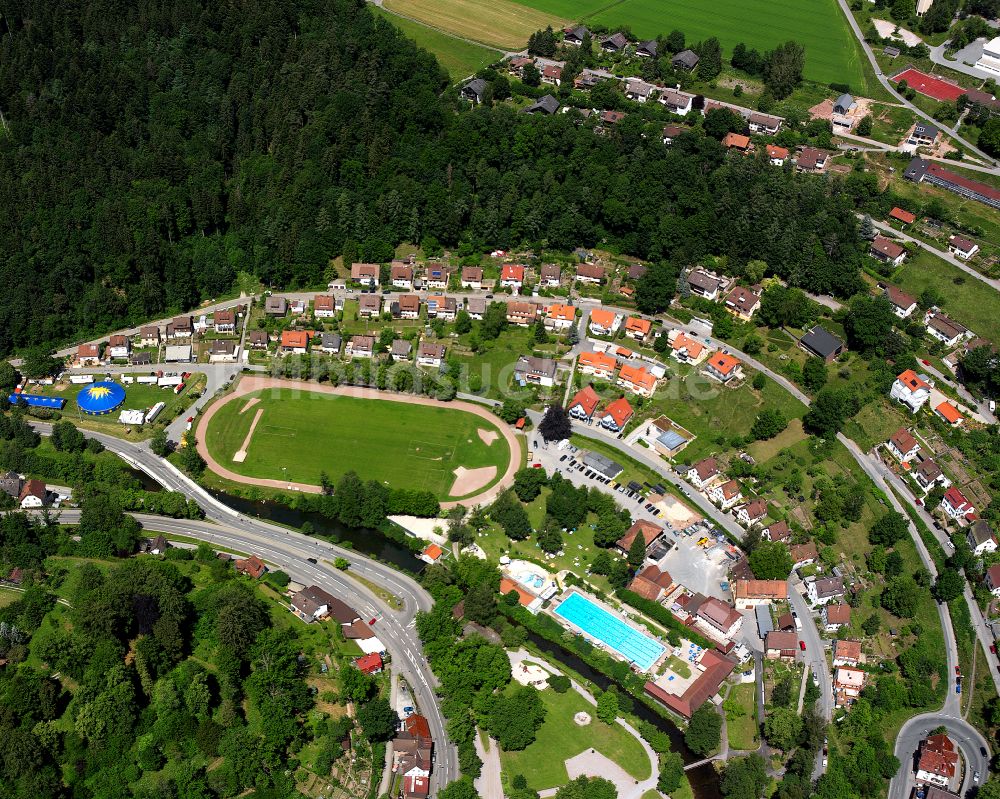 Altensteig von oben - Dorf - Ansicht am Rande von Waldgebieten in Altensteig im Bundesland Baden-Württemberg, Deutschland