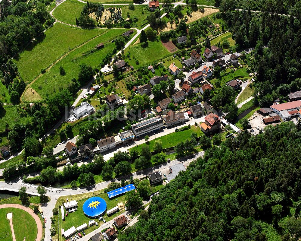 Luftaufnahme Altensteig - Dorf - Ansicht am Rande von Waldgebieten in Altensteig im Bundesland Baden-Württemberg, Deutschland