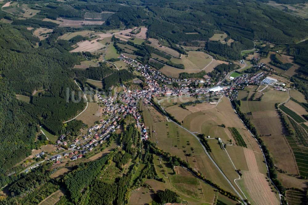 Aura im Sinngrund von oben - Dorf - Ansicht am Rande von Waldgebieten in Aura im Sinngrund im Bundesland Bayern, Deutschland