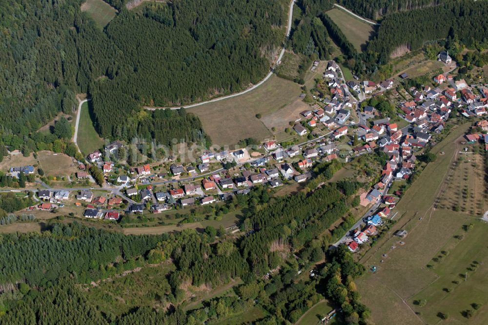 Aura im Sinngrund aus der Vogelperspektive: Dorf - Ansicht am Rande von Waldgebieten in Aura im Sinngrund im Bundesland Bayern, Deutschland