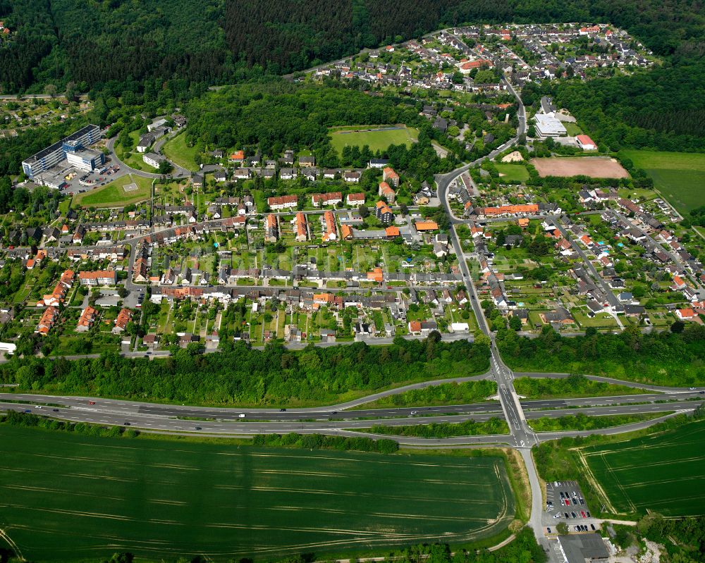 Luftaufnahme Bad - Dorf - Ansicht am Rande von Waldgebieten in Bad im Bundesland Niedersachsen, Deutschland