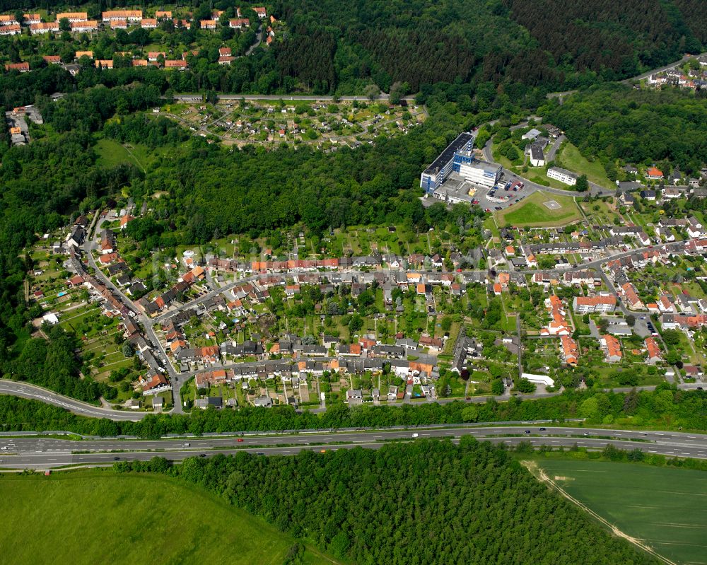 Bad von oben - Dorf - Ansicht am Rande von Waldgebieten in Bad im Bundesland Niedersachsen, Deutschland