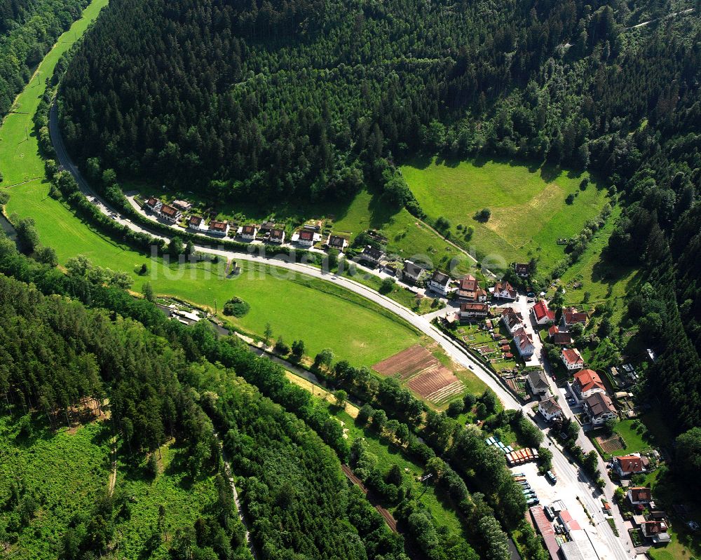 Bad Teinach-Zavelstein aus der Vogelperspektive: Dorf - Ansicht am Rande von Waldgebieten in Bad Teinach-Zavelstein im Bundesland Baden-Württemberg, Deutschland