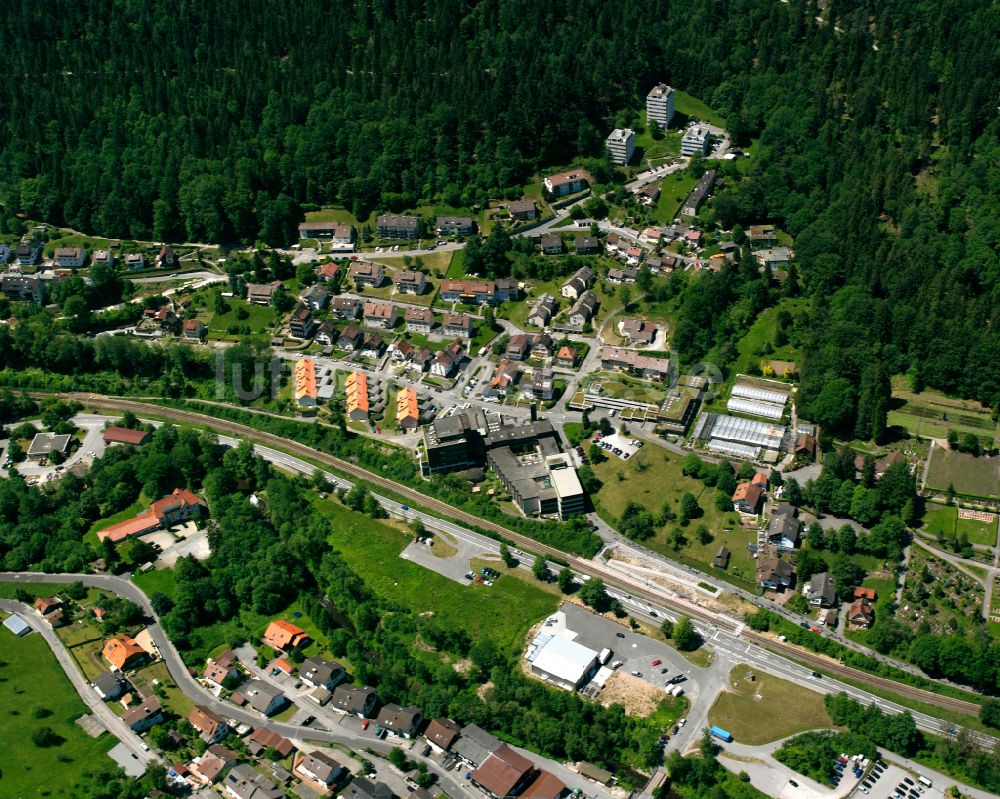 Bad Wildbad aus der Vogelperspektive: Dorf - Ansicht am Rande von Waldgebieten in Bad Wildbad im Bundesland Baden-Württemberg, Deutschland