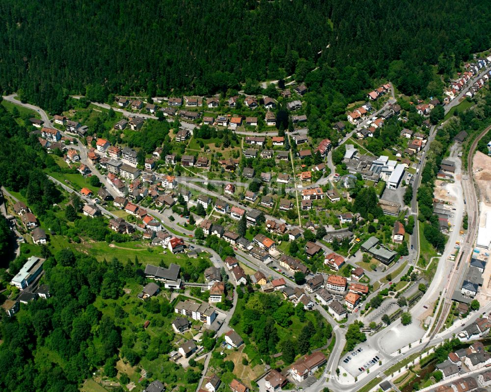 Luftaufnahme Bad Wildbad - Dorf - Ansicht am Rande von Waldgebieten in Bad Wildbad im Bundesland Baden-Württemberg, Deutschland