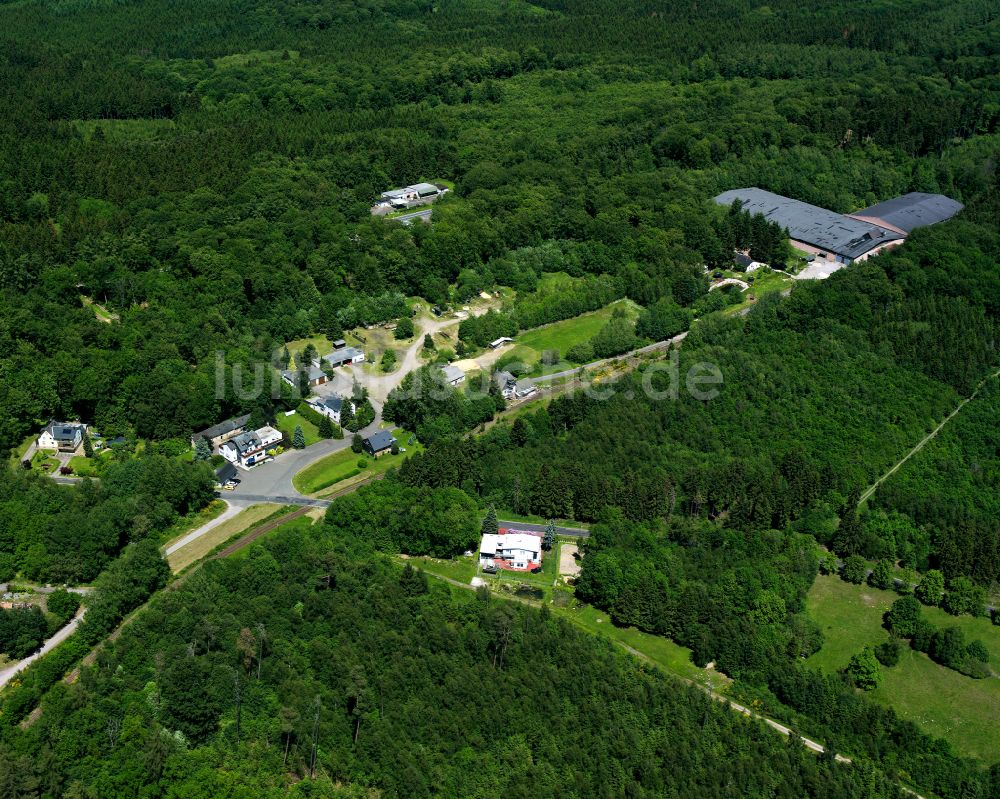 Luftaufnahme Bahnhof Hirschfeld - Dorf - Ansicht am Rande von Waldgebieten in Bahnhof Hirschfeld im Bundesland Rheinland-Pfalz, Deutschland