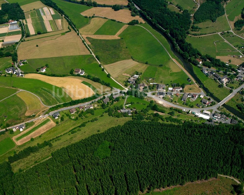 Beddelhausen von oben - Dorf - Ansicht am Rande Waldgebieten in Beddelhausen im Bundesland Nordrhein-Westfalen, Deutschland