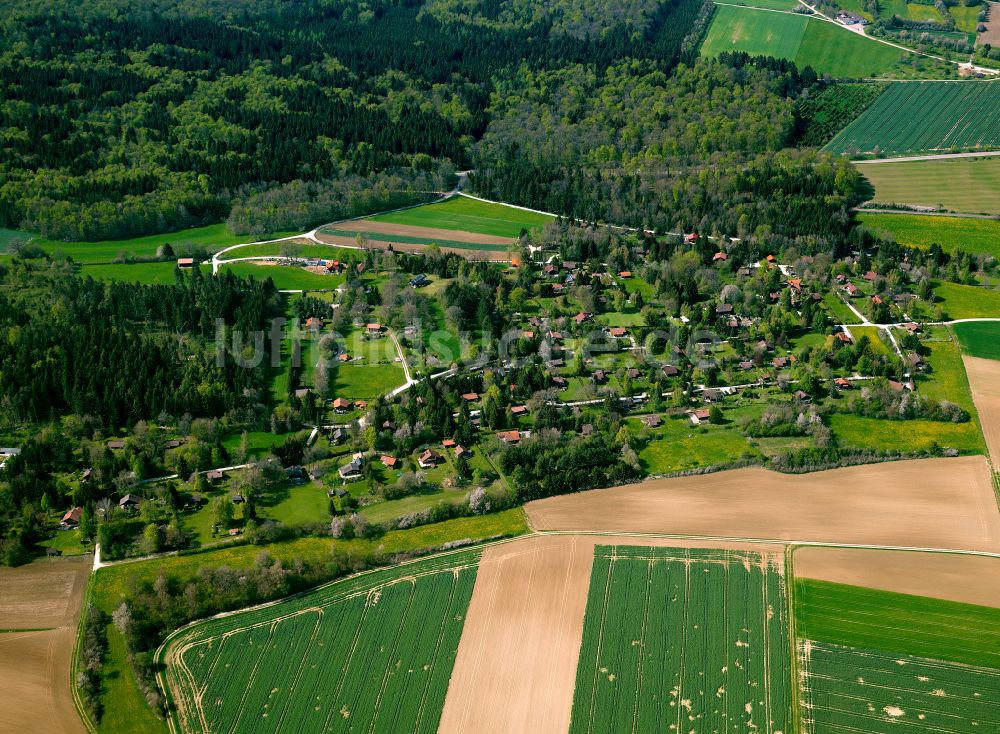 Luftaufnahme Berghülen - Dorf - Ansicht am Rande von Waldgebieten in Berghülen im Bundesland Baden-Württemberg, Deutschland