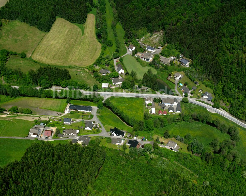 Luftbild Berlinghausen - Dorf - Ansicht am Rande von Waldgebieten in Berlinghausen im Bundesland Nordrhein-Westfalen, Deutschland