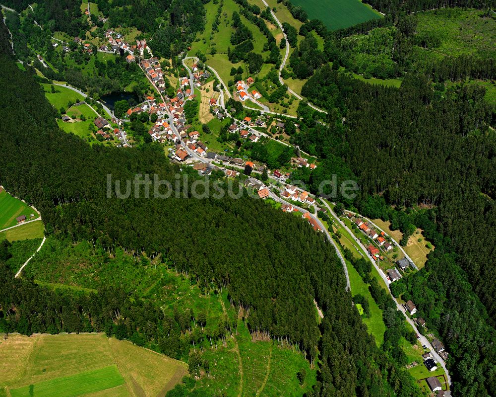 Berneck aus der Vogelperspektive: Dorf - Ansicht am Rande von Waldgebieten in Berneck im Bundesland Baden-Württemberg, Deutschland