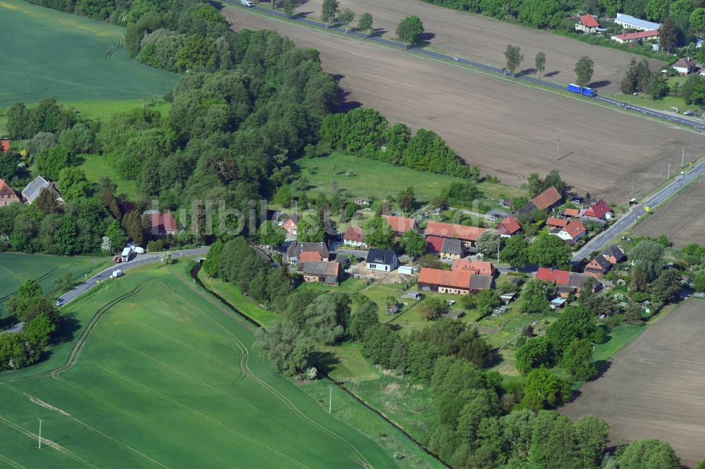 Luftaufnahme Besendorf - Dorf - Ansicht am Rande Waldgebieten in Besendorf im Bundesland Mecklenburg-Vorpommern, Deutschland