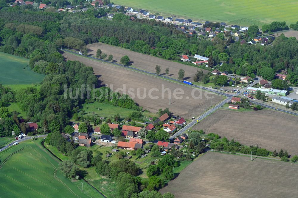 Besendorf von oben - Dorf - Ansicht am Rande Waldgebieten in Besendorf im Bundesland Mecklenburg-Vorpommern, Deutschland