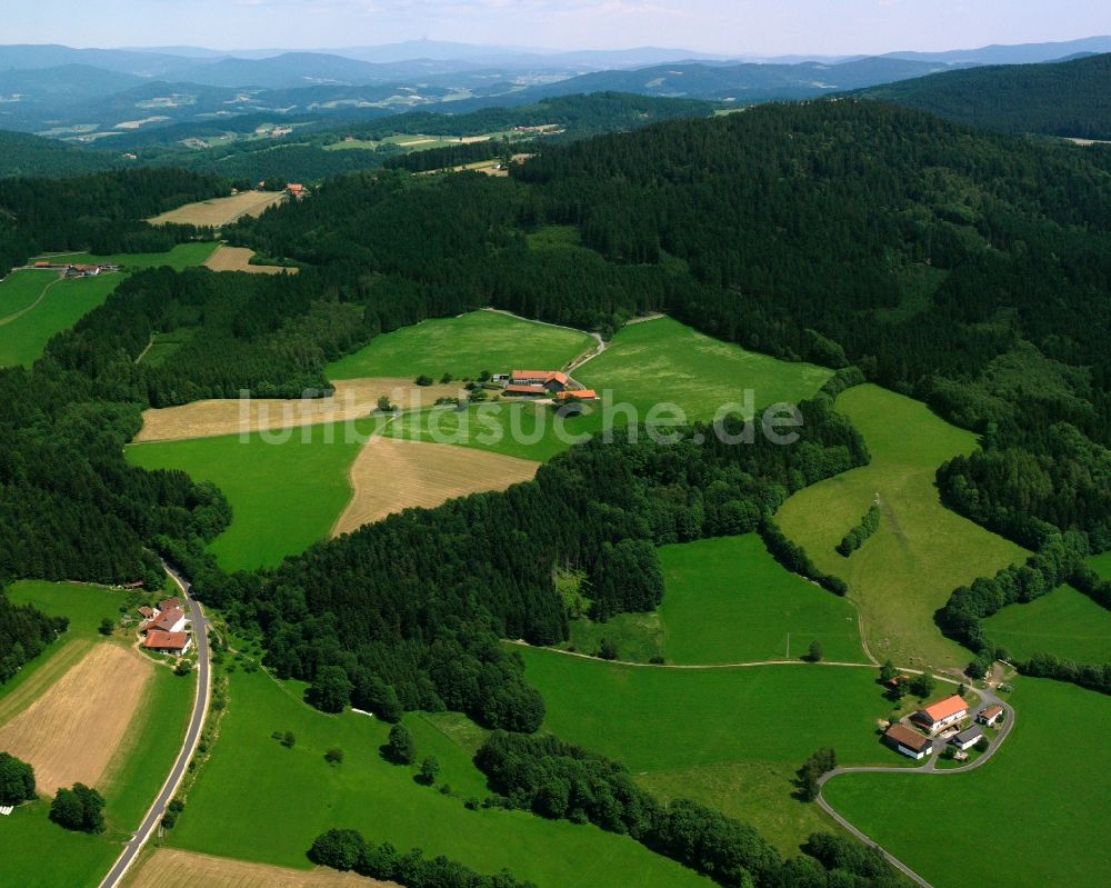 Bühlhof aus der Vogelperspektive: Dorf - Ansicht am Rande Waldgebieten in Bühlhof im Bundesland Bayern, Deutschland