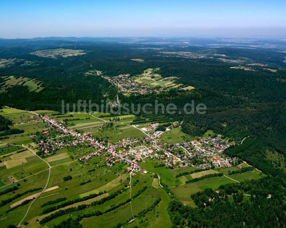 Luftaufnahme Bieselsberg - Dorf - Ansicht am Rande von Waldgebieten in Bieselsberg im Bundesland Baden-Württemberg, Deutschland