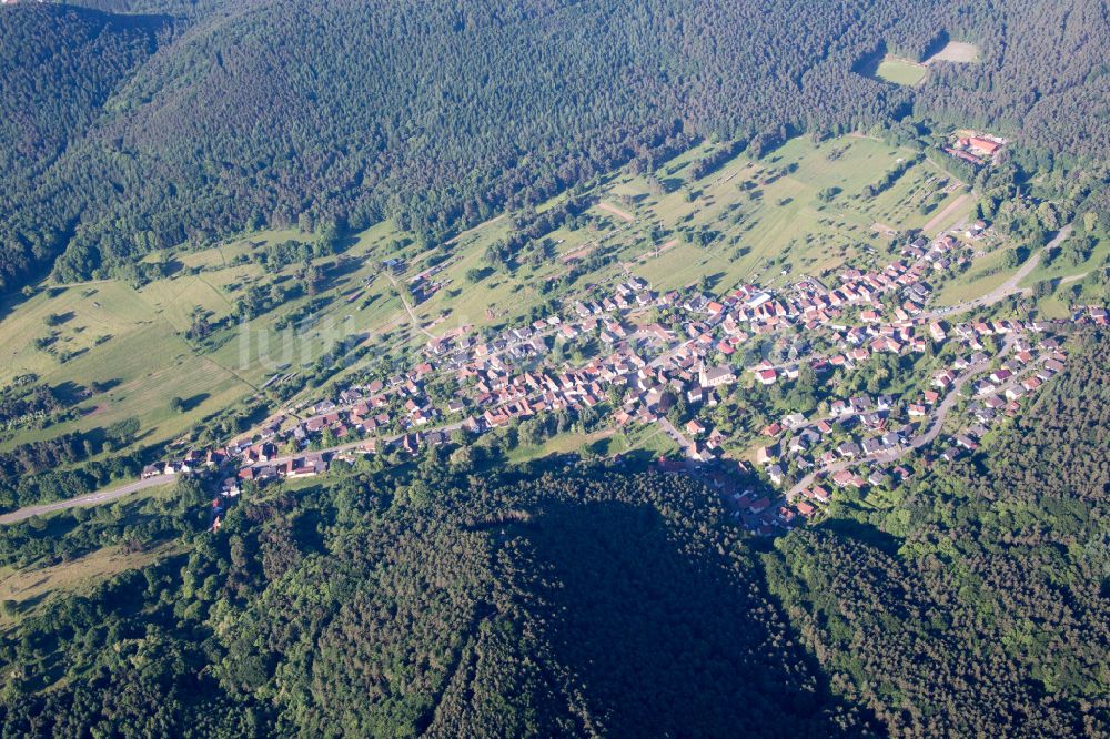 Birkenhördt aus der Vogelperspektive: Dorf - Ansicht am Rande von Waldgebieten in Birkenhördt im Bundesland Rheinland-Pfalz, Deutschland