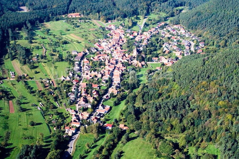 Luftaufnahme Birkenhördt - Dorf - Ansicht am Rande von Waldgebieten in Birkenhördt im Bundesland Rheinland-Pfalz, Deutschland