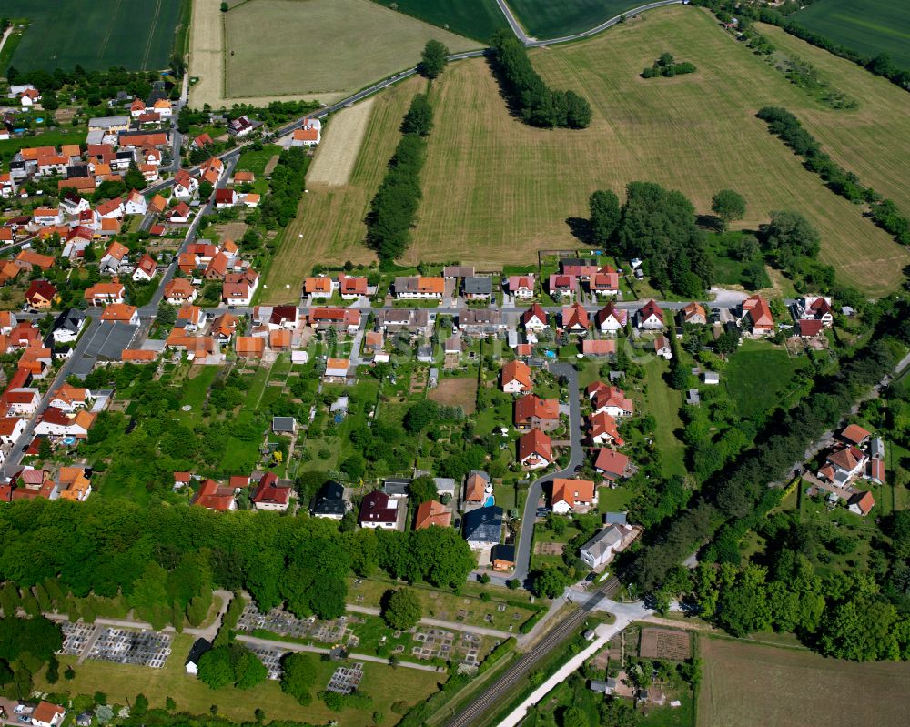 Birkungen von oben - Dorf - Ansicht am Rande von Waldgebieten in Birkungen im Bundesland Thüringen, Deutschland