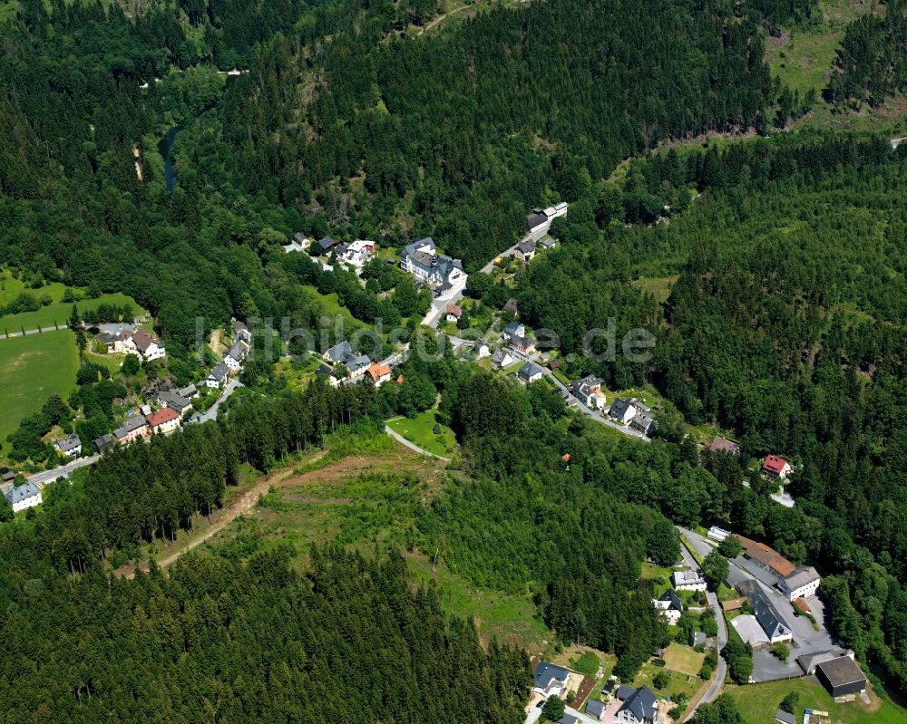 Brand aus der Vogelperspektive: Dorf - Ansicht am Rande von Waldgebieten in Brand im Bundesland Bayern, Deutschland