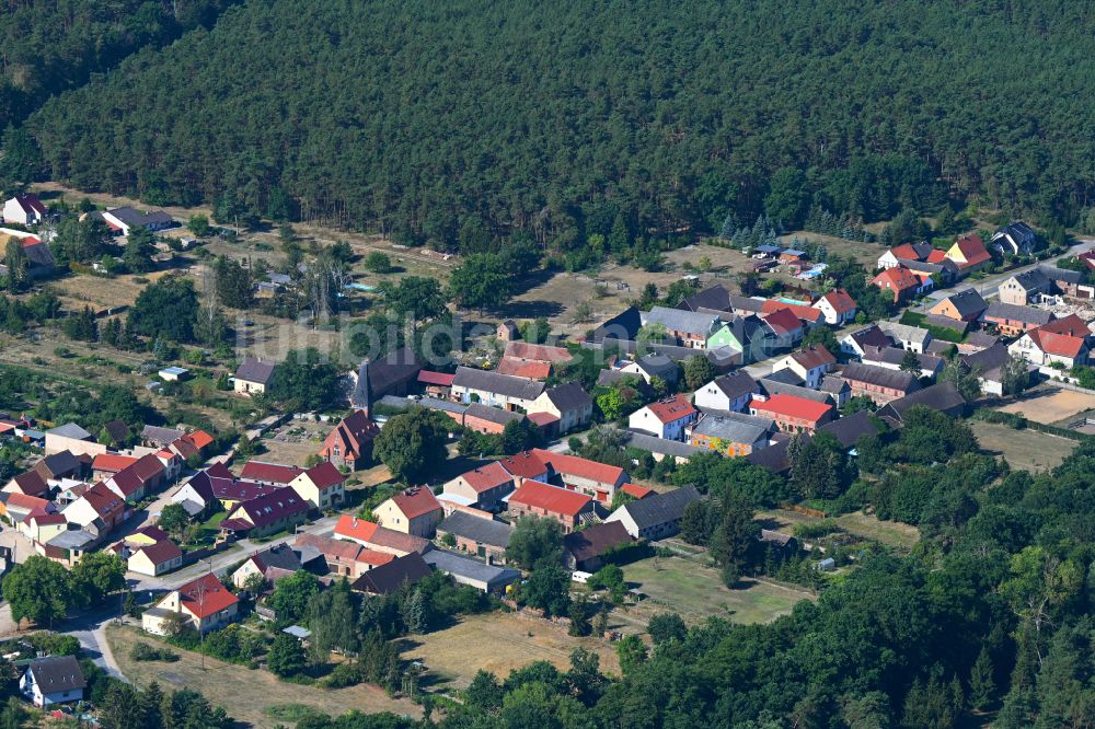 Brück von oben - Dorf - Ansicht am Rande von Waldgebieten in Brück im Bundesland Brandenburg, Deutschland