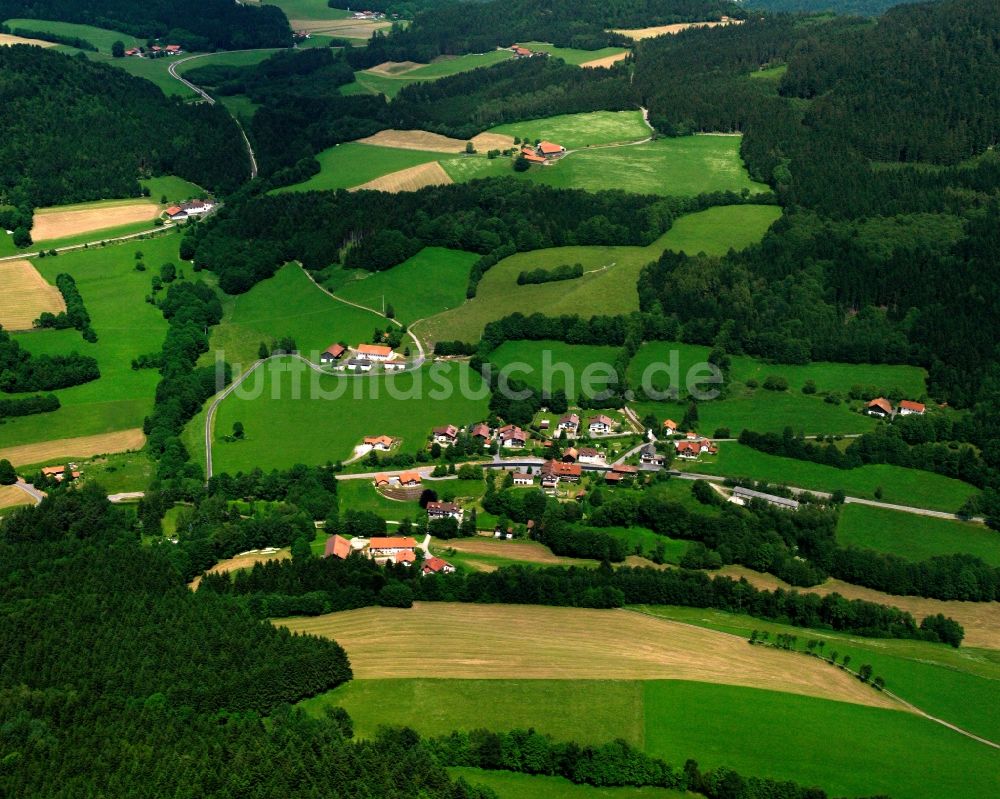 Luftbild Buglmühl - Dorf - Ansicht am Rande Waldgebieten in Buglmühl im Bundesland Bayern, Deutschland