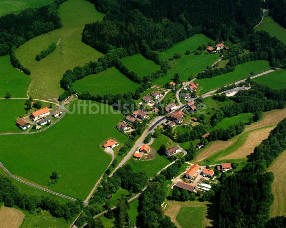 Buglmühl von oben - Dorf - Ansicht am Rande Waldgebieten in Buglmühl im Bundesland Bayern, Deutschland