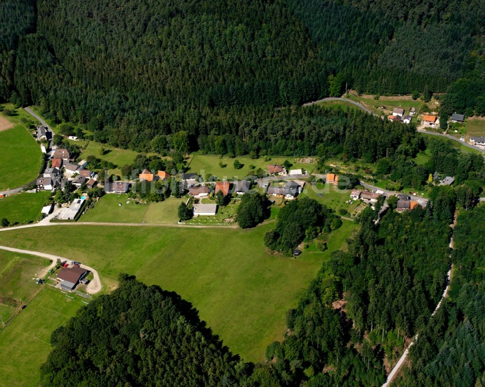 Bullau aus der Vogelperspektive: Dorf - Ansicht am Rande Waldgebieten in Bullau im Bundesland Hessen, Deutschland