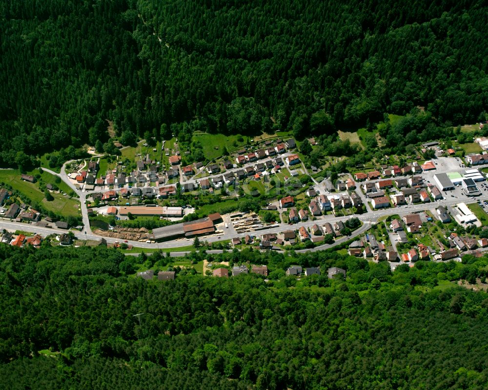 Calmbach von oben - Dorf - Ansicht am Rande von Waldgebieten in Calmbach im Bundesland Baden-Württemberg, Deutschland