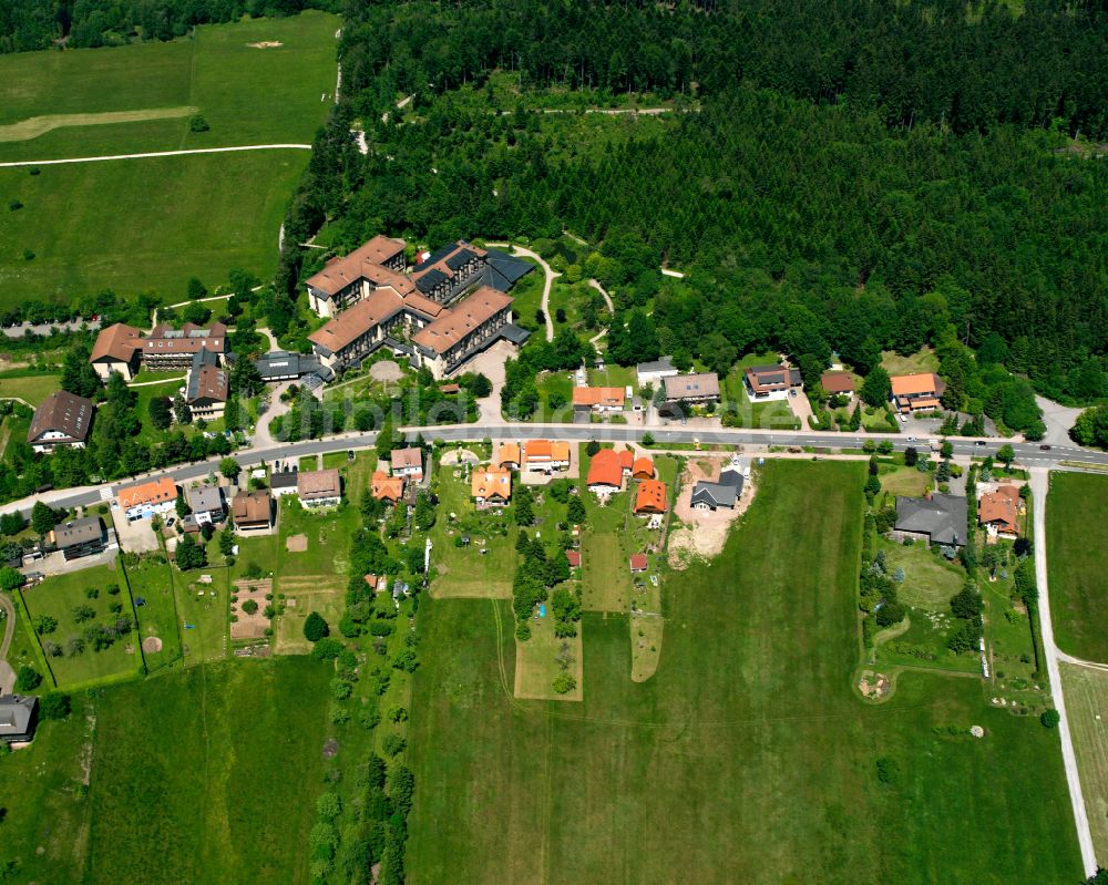 Dobel aus der Vogelperspektive: Dorf - Ansicht am Rande von Waldgebieten in Dobel im Bundesland Baden-Württemberg, Deutschland