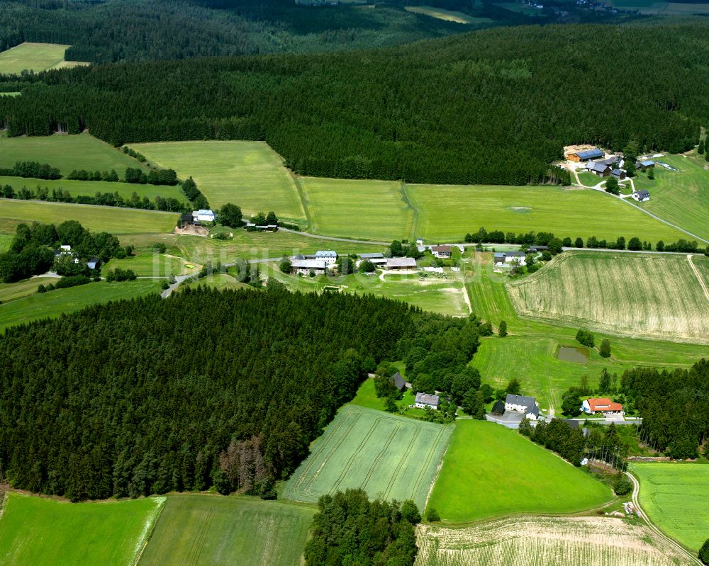 Dreigrün von oben - Dorf - Ansicht am Rande von Waldgebieten in Dreigrün im Bundesland Bayern, Deutschland