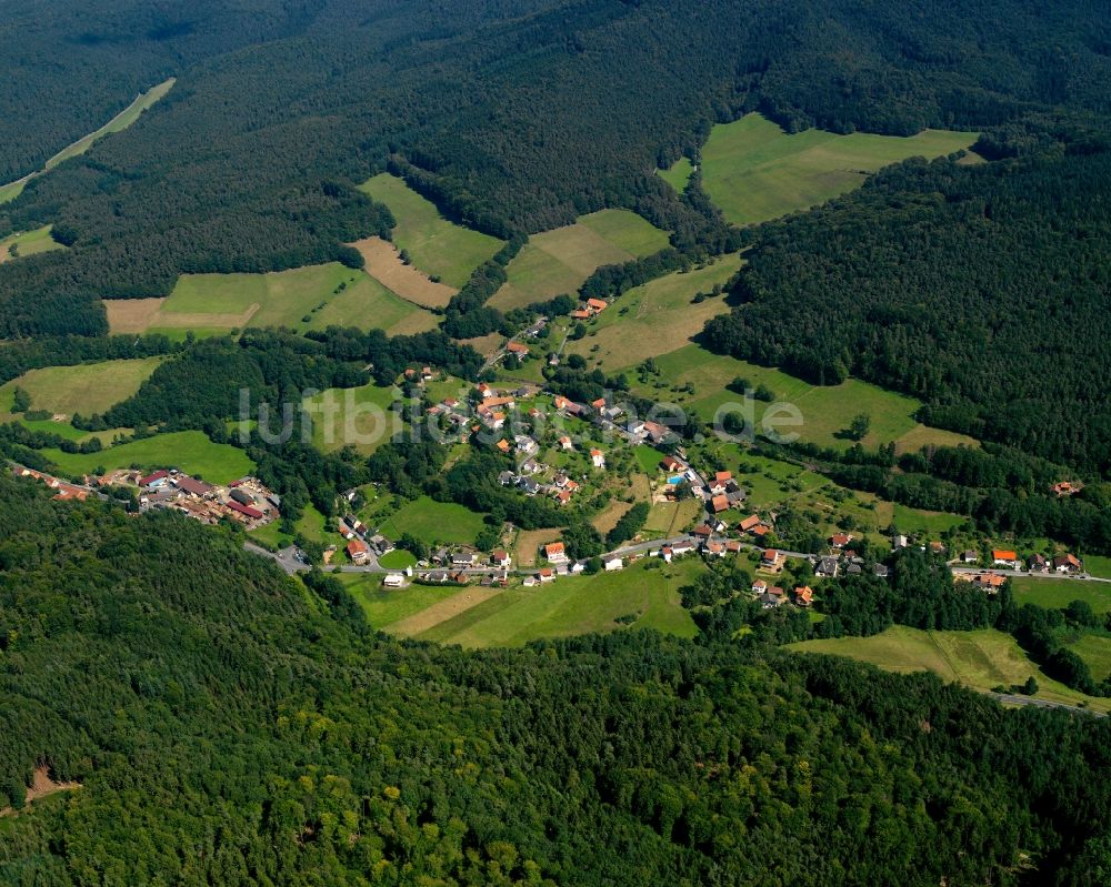 Ebersberg aus der Vogelperspektive: Dorf - Ansicht am Rande Waldgebieten in Ebersberg im Bundesland Hessen, Deutschland