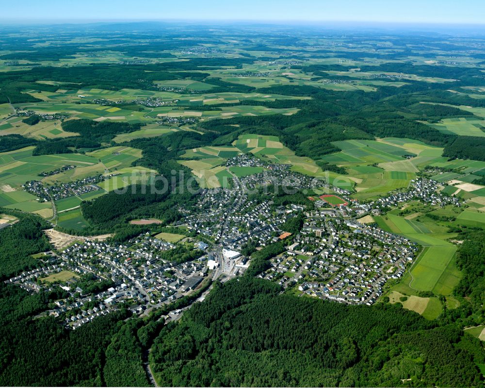 Luftaufnahme Emmelshausen - Dorf - Ansicht am Rande von Waldgebieten in Emmelshausen im Bundesland Rheinland-Pfalz, Deutschland