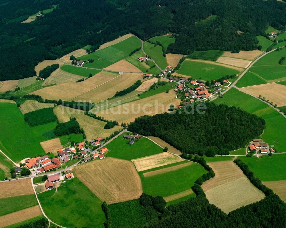 Engelsdorf von oben - Dorf - Ansicht am Rande Waldgebieten in Engelsdorf im Bundesland Bayern, Deutschland