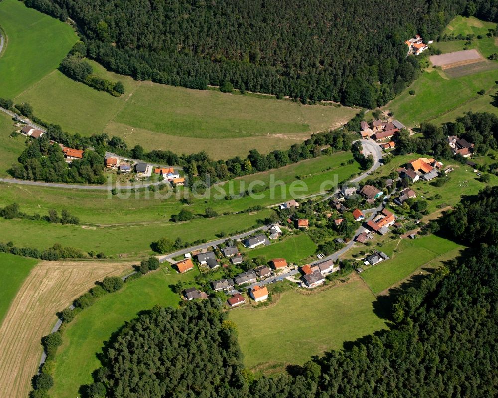 Luftaufnahme Erbuch - Dorf - Ansicht am Rande Waldgebieten in Erbuch im Bundesland Hessen, Deutschland