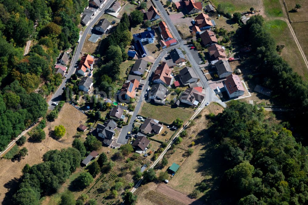 Erlach von oben - Dorf - Ansicht am Rande von Waldgebieten in Erlach im Bundesland Bayern, Deutschland