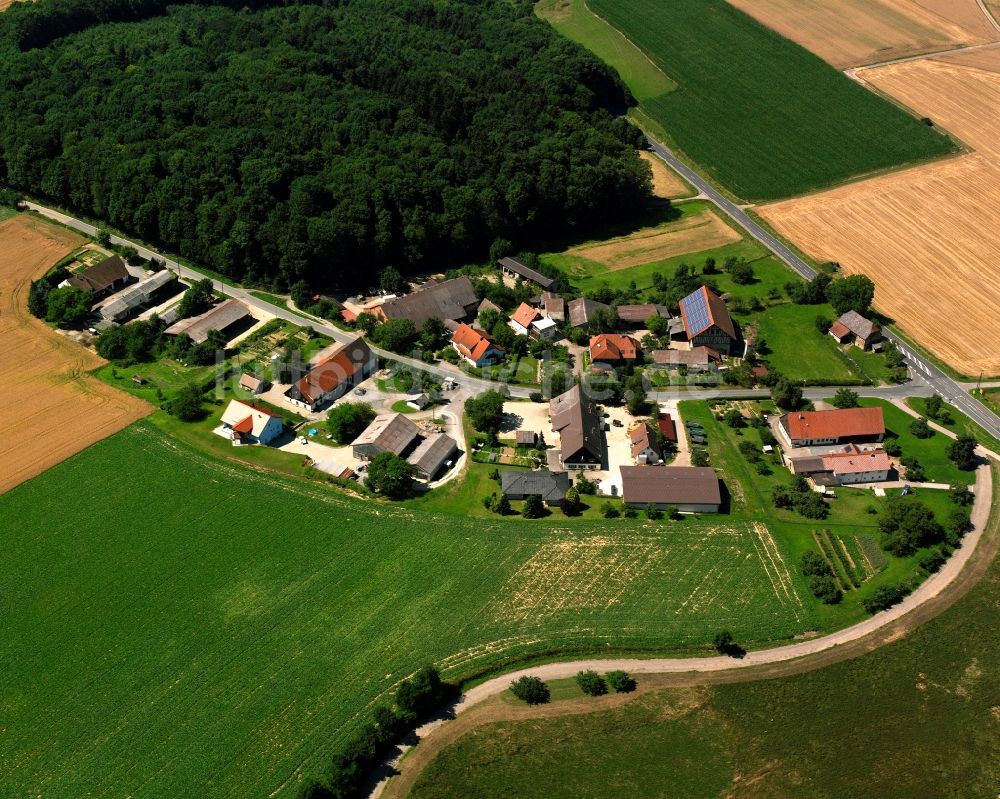 Ernstein aus der Vogelperspektive: Dorf - Ansicht am Rande Waldgebieten in Ernstein im Bundesland Baden-Württemberg, Deutschland