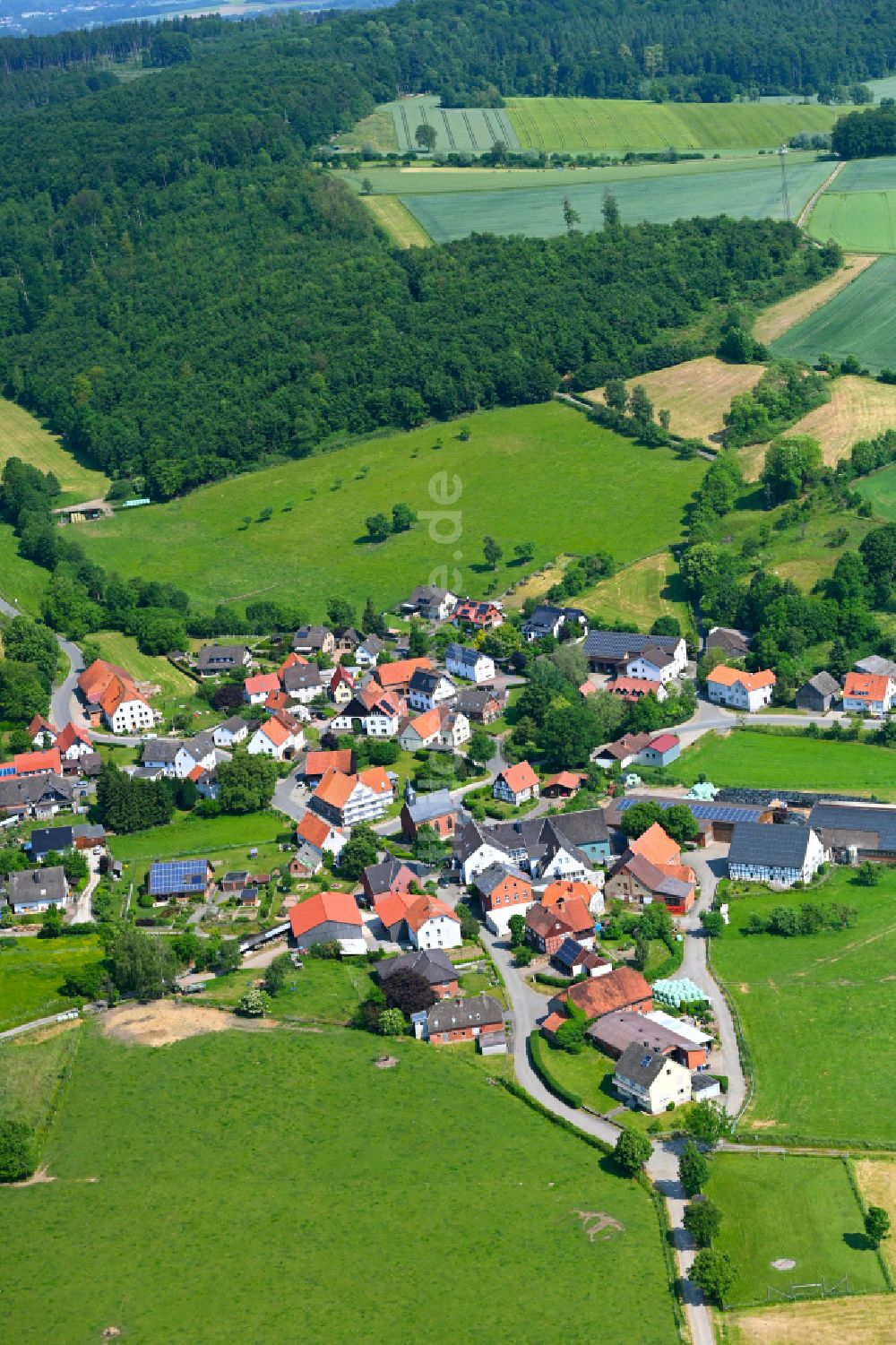 Luftaufnahme Erwitzen - Dorf - Ansicht am Rande von Waldgebieten in Erwitzen im Bundesland Nordrhein-Westfalen, Deutschland