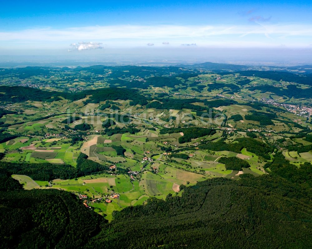 Luftaufnahme Erzbach - Dorf - Ansicht am Rande Waldgebieten in Erzbach im Bundesland Hessen, Deutschland