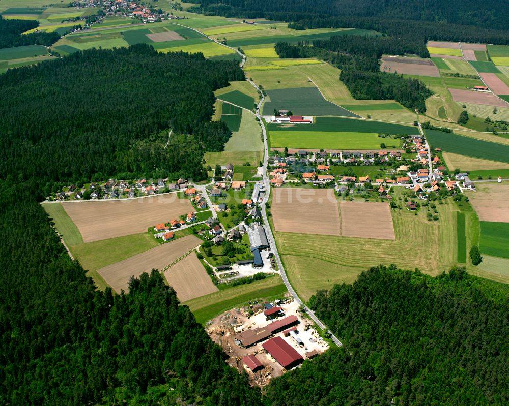 Ettmannsweiler von oben - Dorf - Ansicht am Rande von Waldgebieten in Ettmannsweiler im Bundesland Baden-Württemberg, Deutschland